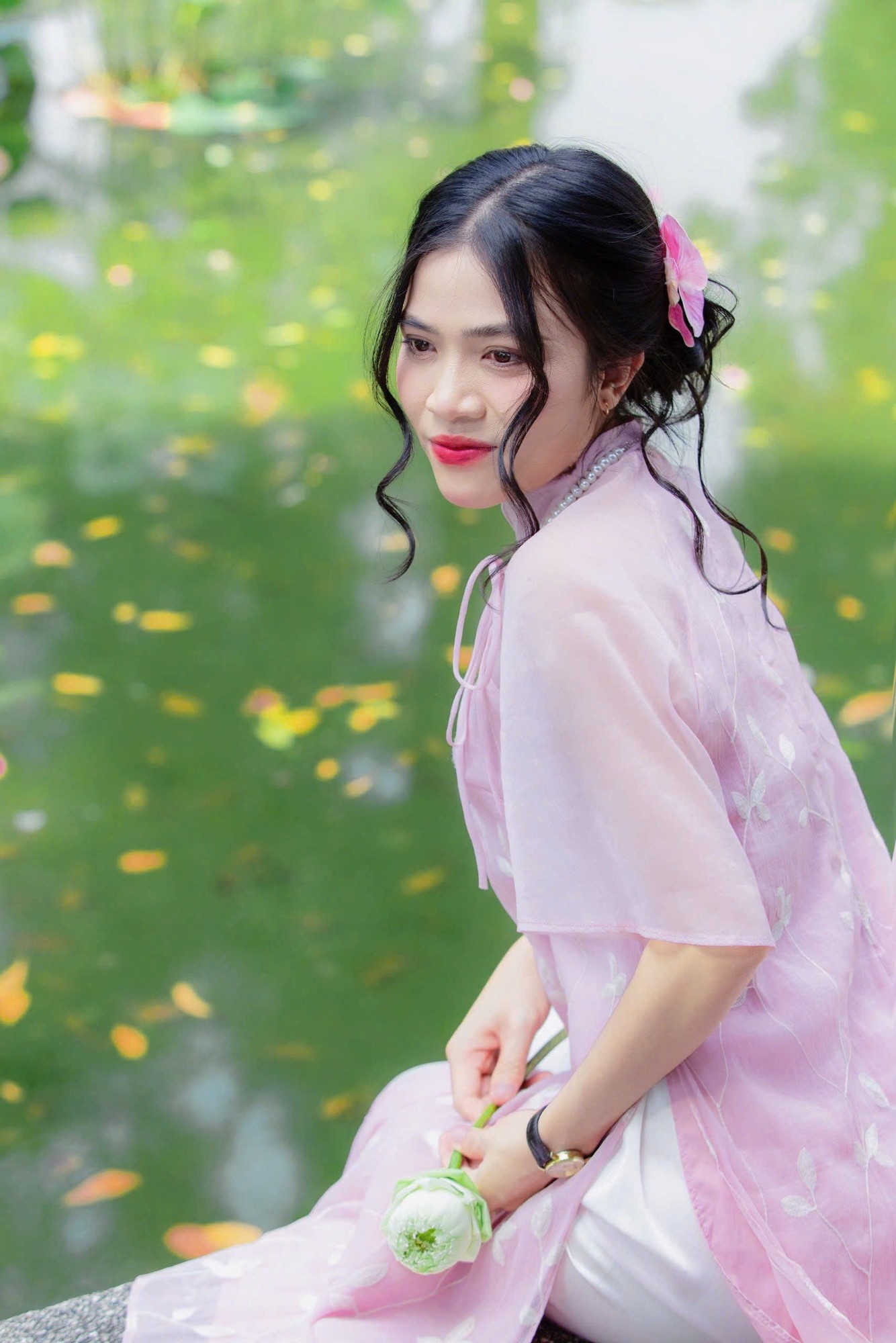 Áo dài hồng bên hồ sen